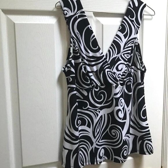 🖤💝 SEE VIDEO Cute Sleeveless V Front & Back with Pretty Black & White Pattern - Picture 4 of 9